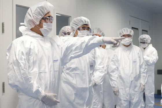 본문 이미지 - 이재용 삼성전자 부회장이 11일 세계 최대 바이오의약품 생산 시설인 삼성바이오로직스 제4공장을 방문해 생산 시설을 점검하고 있다. &#40;삼성전자 제공&#41; 2022.10.11/뉴스1