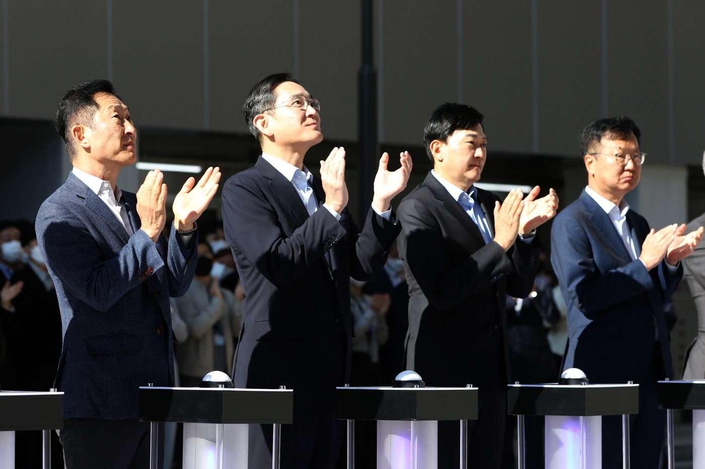 11일 세계 최대 바이오의약품 생산 시설인 삼성바이오로직스 제4공장 준공식에 참석한 이재용 부회장&#40;왼쪽에서 두번째&#41; 모습&#40;삼성전자 제공&#41;