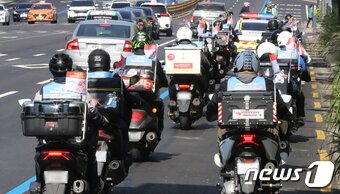 본문 이미지 - 라이더들이 서울 송파구 우아한형제들 본사 앞을 달리고 있다. ⓒ News1 장수영 기자