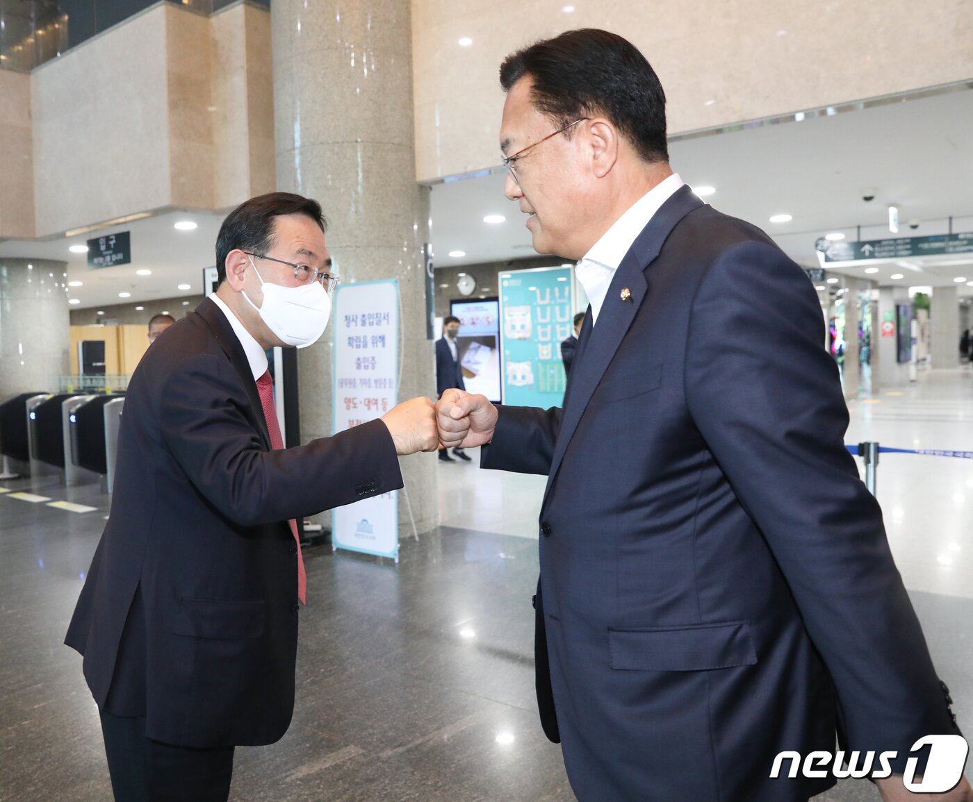 본문 이미지 - 정진석 국민의힘 비상대책위원장이 11일 서울 여의도 국회 의원회관에서 열린 '반도체 인력양성의 대전환! 강원도가 시작합니다' 토론회 축사를 마친 뒤 나오며 주호영 원내대표와 인사하고 있다. 2022.10.11/뉴스1 ⓒ News1 허경 기자