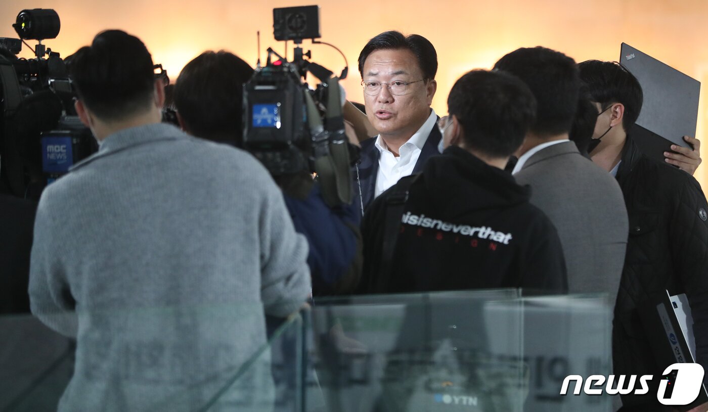 본문 이미지 - 정진석 국민의힘 비상대책위원장이 11일 서울 여의도 국회 의원회관에서 열린 '반도체 인력양성의 대전환! 강원도가 시작합니다' 토론회 축사를 마친 뒤 취재진의 질의에 답하고 있다. 2022.10.11/뉴스1 ⓒ News1 허경 기자