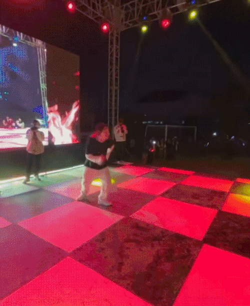 본문 이미지 - 지난 7일 공연 도중 객석에 몸을 던진 언에듀케이티드. (인스타그램)