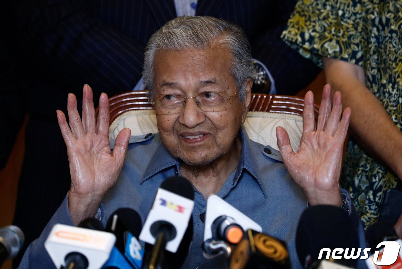 본문 이미지 - 11일 (현지시간) 말레이시아 푸트라자야에서 마하티르 모하맛 전 말레이시아 총리(97)가 기자회견에 참석해 양 손을 편 채 들고 있다. ⓒ News1 한병찬 기자