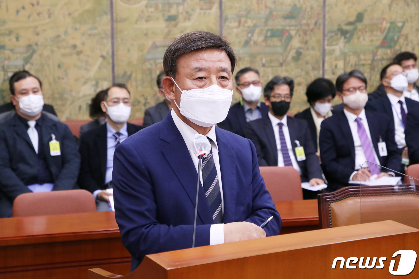 본문 이미지 - 허성곤 전 김해시장이 11일 오후 서울 여의도 국회에서 열린 문화체육관광위원회의 문화재청 등에 대한 국정감사에 증인으로 출석해 김해 구산동 지석묘 세척 등과 관련된 의원 질의에 답변하고 있다. 2022.10.11/뉴스1 ⓒ News1 조태형 기자