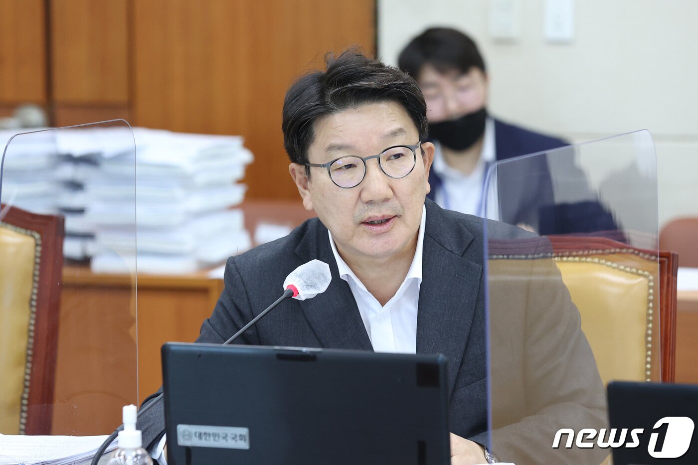 본문 이미지 - 권성동 국민의힘 의원이 11일 오후 서울 여의도 국회에서 열린 과학기술정보방송통신위원회의 정보통신산업진흥원, (부설)소프트웨어정책연구소, 한국인터넷진흥원, 한국방송통신전파진흥원, 한국지능정보사회진흥원, 한국데이터산업진흥원에 대한 국정감사에서 질의하고 있다. 2022.10.11/뉴스1 ⓒ News1 조태형 기자