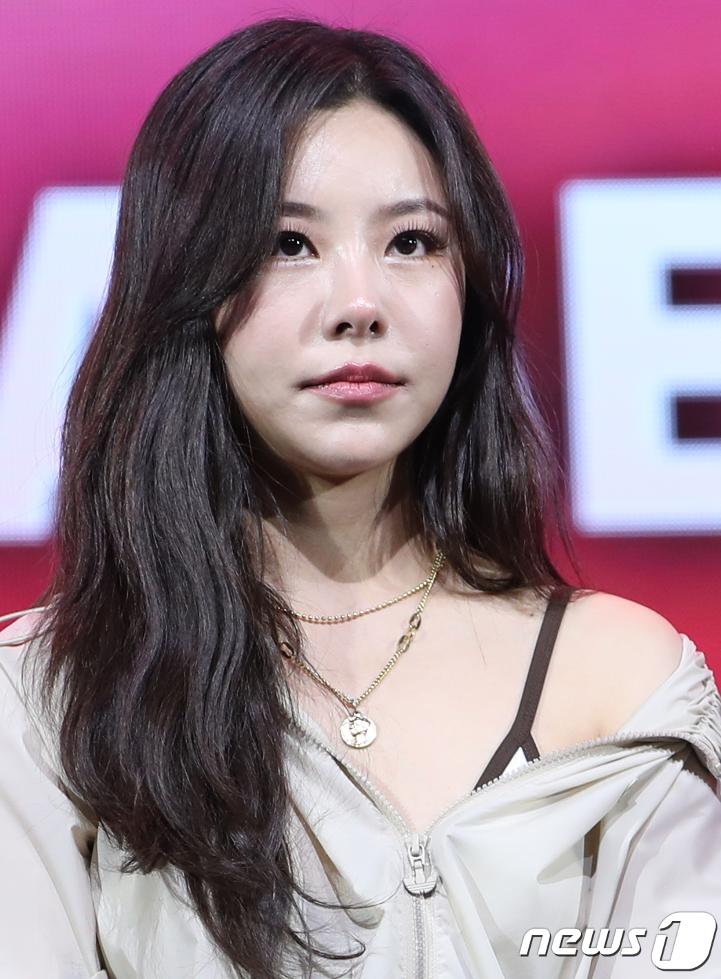 마마무 휘인, 확 달라진 분위기 - 뉴스1