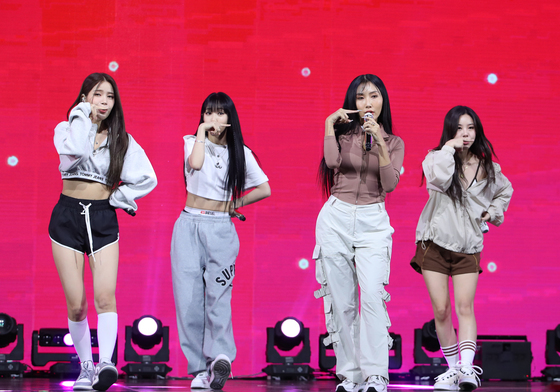 [단독] '젠슨 황 샤라웃 받은' 화사, '고막남친' 출격…마마무 완전체로 뜬다