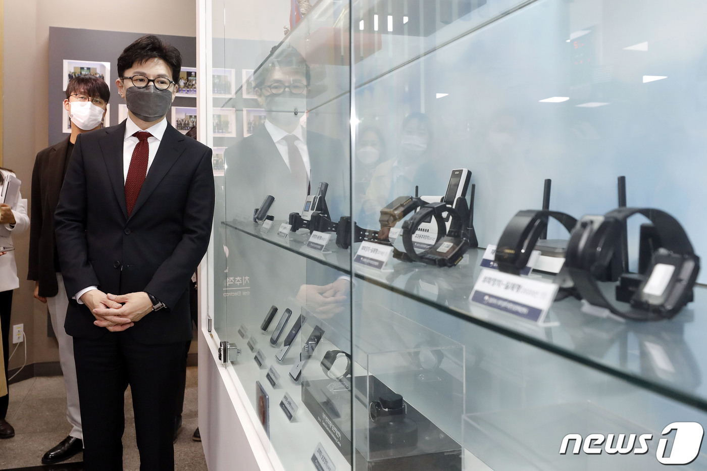 (서울=뉴스1) 박세연 기자 = 한동훈 법무부 장관이 11일 서울 동대문구 위치추적중앙관제센터를 방문해 홍보체험관 내 전시된 전자발찌 설명을 듣고 있다. (공동취재) 2022.10 …