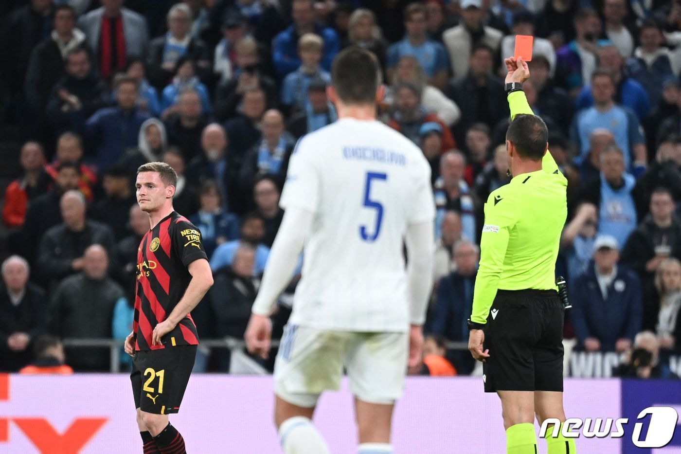 본문 이미지 - 퇴장 당한 세르히오 고메스 ⓒ AFP=뉴스1