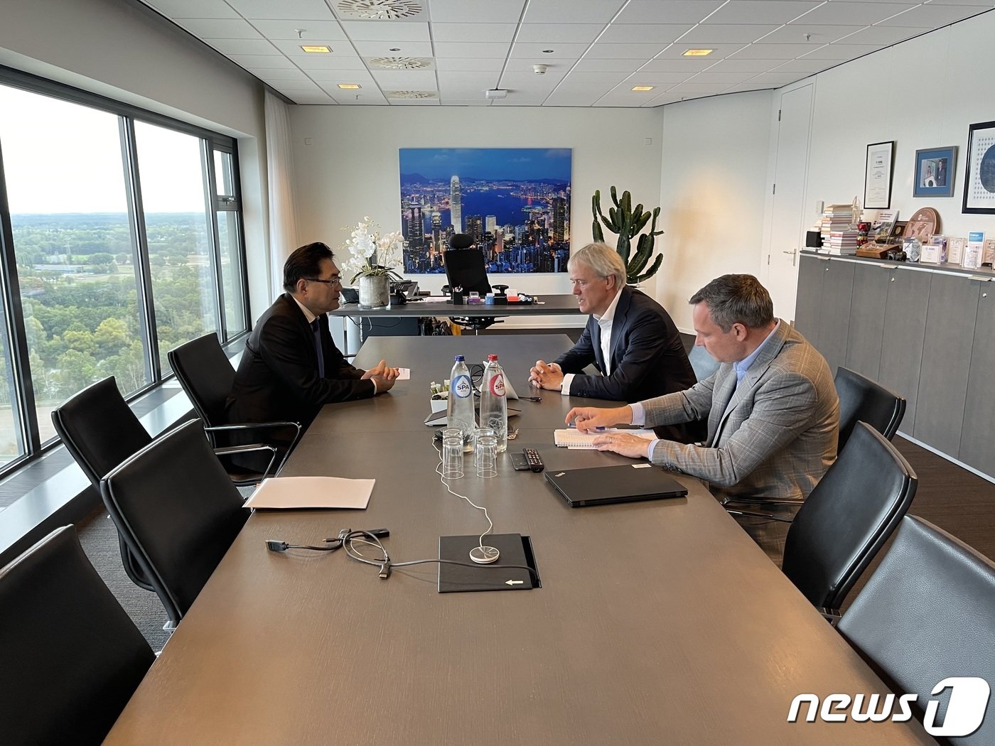 본문 이미지 - 주 네덜란드 한국 대사관 정연두 대사와 피터 베닝크 &#40;Peter Wennink&#41; ASML 회장은 양국의 반도체 협력에 관해 논의했다.&#40;제공 : 주 네덜란드 한국 대사관&#41;