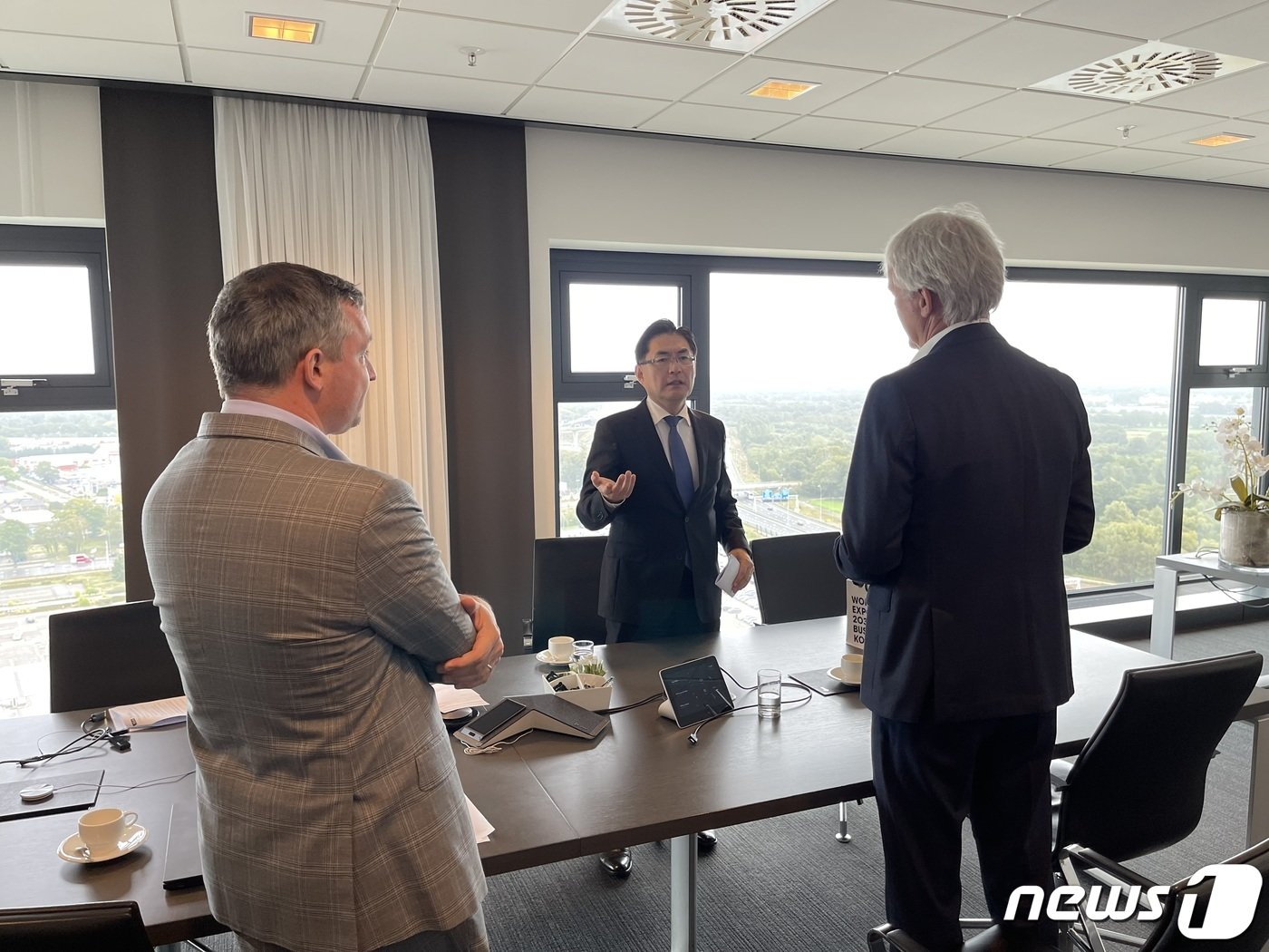 본문 이미지 - 정연두 대사는 피터 베닝크 ASML 회장과 바트 판 헤이즈바이크 &#40;Bart van Hezewijk&#41; 아시아 대외 업무 책임자와 함께 반도체 산업협력 확대 방안을 논의했다.&#40;제공 : 주 네덜란드 한국 대사관&#41;