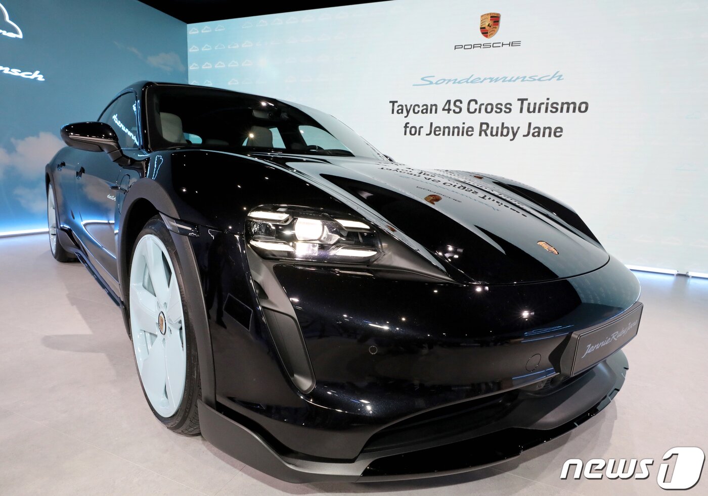 본문 이미지 - 12일 서울 강남구 존더분쉬 하우스에서 '포르쉐 타이칸 4S 크로스 투리스모 포 제니 루비 제인'이 공개되고 있다. ⓒ News1 장수영 기자