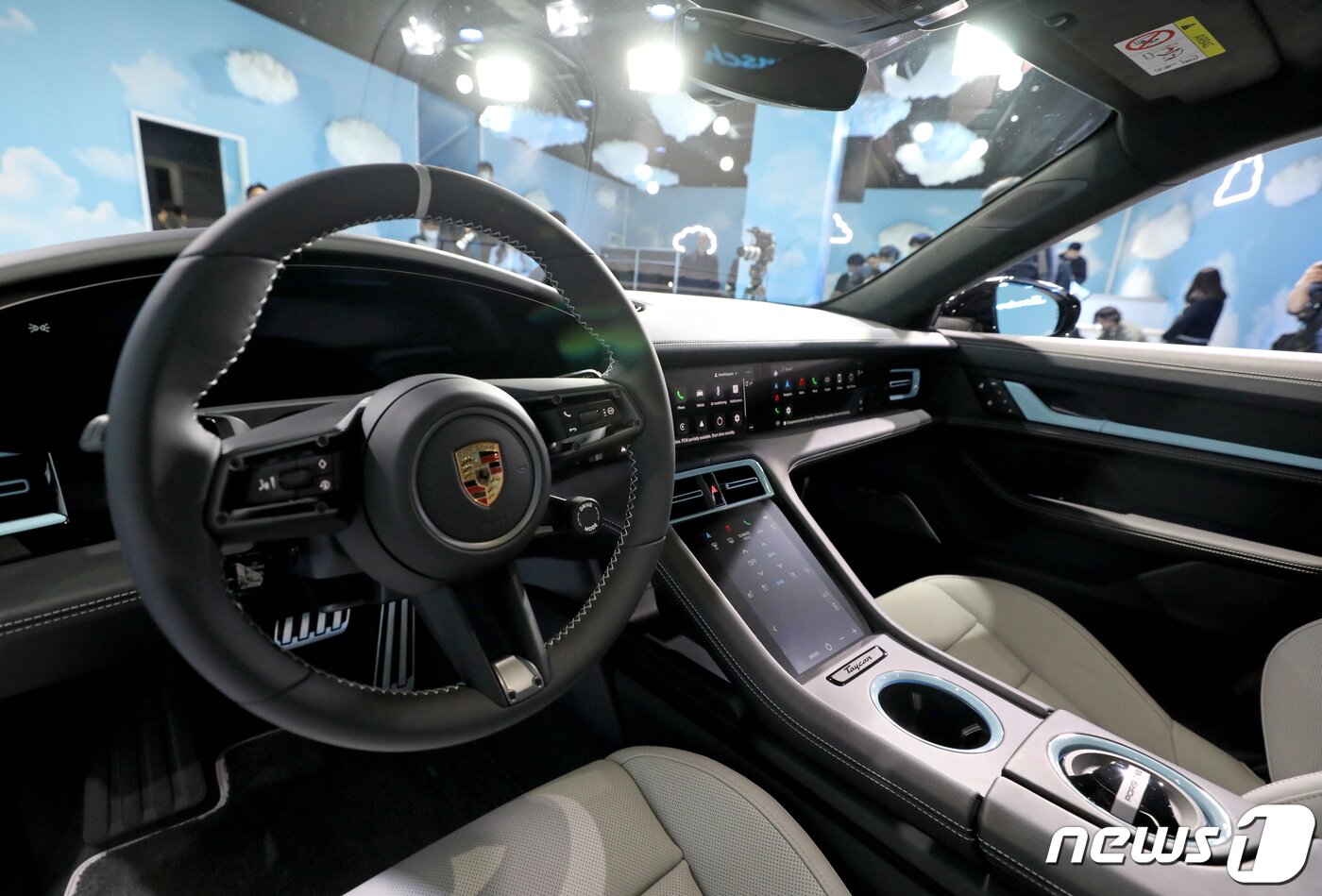 본문 이미지 - 12일 서울 강남구 존더분쉬 하우스에서 '포르쉐 타이칸 4S 크로스 투리스모 포 제니 루비 제인'이 공개되고 있다. 이 차량은 고객 맞춤형 주문방식인 '존더분쉬 프로그램'을 통해 블랙핑크 제니가 함께 디자인 했다. 타이칸 4S 크로스 투리스모의 최고출력은 490마력으로 오버부스트 출력은 571마력, 최대 토크는 66.3kg&bull;m이다. 최대시속은 240km/h, 제로백은 4.1초가 걸린다. 복합주행가능 거리는 287km이며, 배터리 충전 시간은 5%에서 80%까지 22분 30초가 소요된다.  ⓒ News1 장수영 기자
