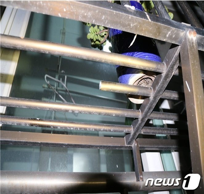 본문 이미지 - A씨가 C씨 집 방범창을 절단한 모습.(부산경찰청 제공)