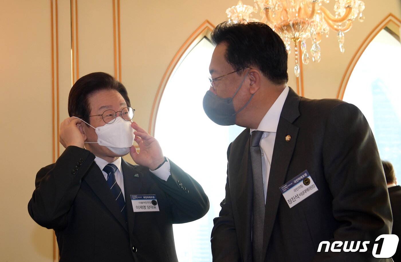 본문 이미지 - 정진석 국민의힘 비상대책위원장과 이재명 더불어민주당 대표가 12일 서울 여의도 국민일보 빌딩 컨벤션홀에서 대한민국, 길을 묻다 : 도전과 전환을 주제로 열린 '2022 국민미래포럼'에서 만나 대화를 나누고 있다. 2022.10.12/뉴스1 ⓒ News1 국회사진취재단