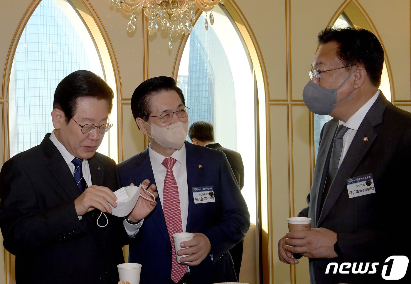 본문 이미지 - 이재명 더불어민주당 대표(왼쪽부터)와 이영훈 여의도순복음교회 담임목사, 정진석 국민의힘 비상대책위원장이 12일 서울 여의도 국민일보 빌딩 컨벤션홀에서 대한민국, 길을 묻다 : 도전과 전환을 주제로 열린 '2022 국민미래포럼' 행사에 앞서 환담을 나누고 있다. 2022.10.12/뉴스1 ⓒ News1 국회사진취재단