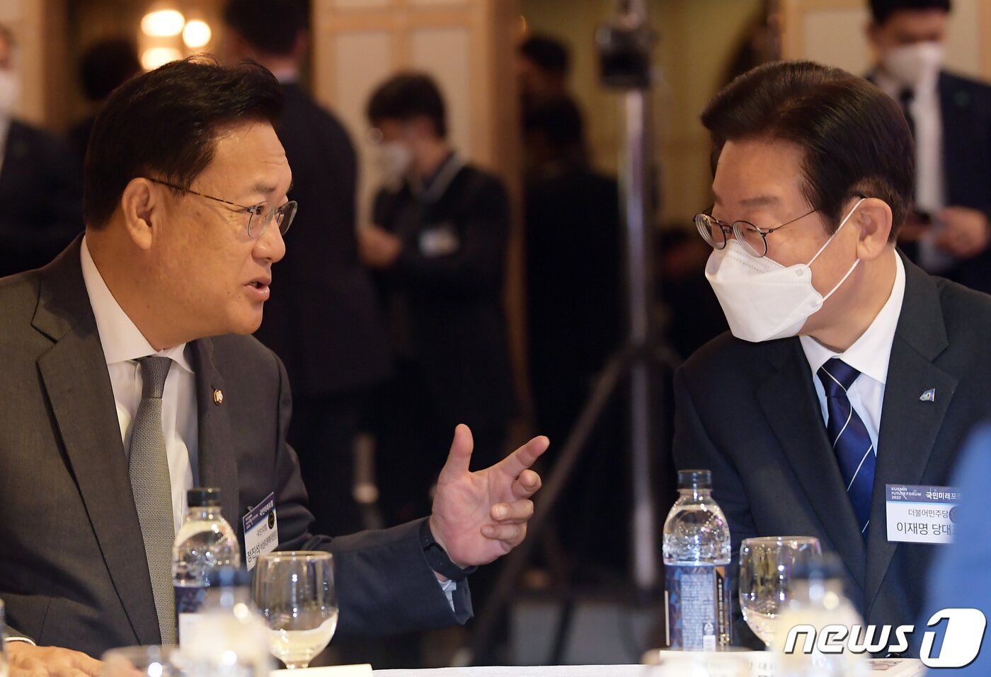 본문 이미지 - 정진석 국민의힘 비상대책위원장과 이재명 더불어민주당 대표가 12일 서울 여의도 국민일보 빌딩 컨벤션홀에서 대한민국, 길을 묻다 : 도전과 전환을 주제로 열린 '2022 국민미래포럼'에서 대화하고 있다. 2022.10.12/뉴스1 ⓒ News1 국회사진취재단