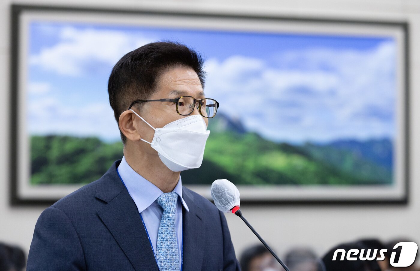 본문 이미지 - 김문수 경제사회노동위원회 위원장이 12일 오전 서울 여의도 국회에서 열린 환경노동위원회의 경사노위·중앙노동위원회·최저임금위원회 등에 대한 국정감사에서 인사말을 하고 있다. 2022.10.12/뉴스1 ⓒ News1 이재명 기자