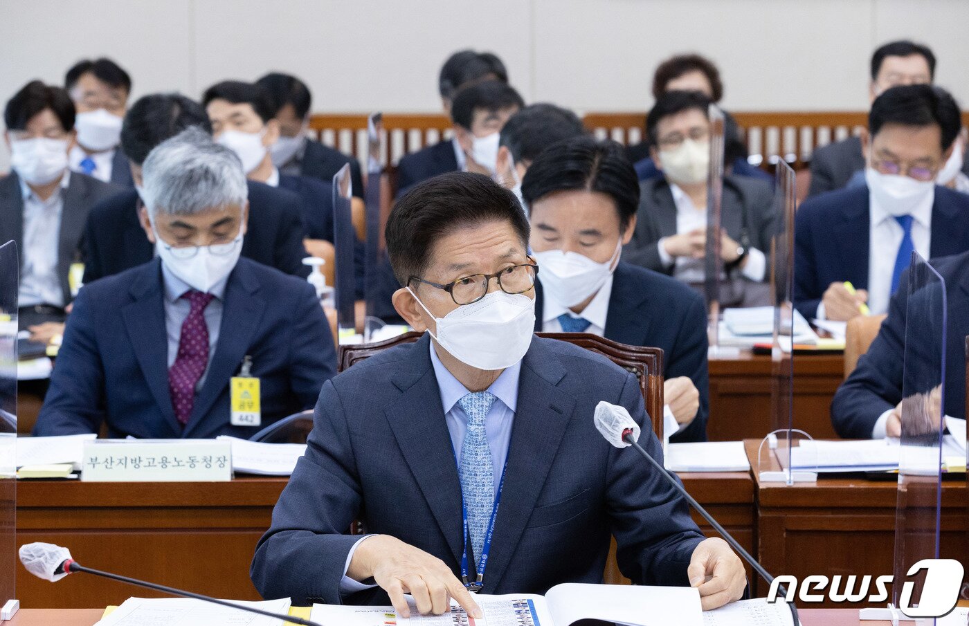 본문 이미지 - 김문수 경제사회노동위원회 위원장이 12일 오전 서울 여의도 국회에서 열린 환경노동위원회의 경사노위·중앙노동위원회·최저임금위원회 등에 대한 국정감사에 참석해 있다. 2022.10.12/뉴스1 ⓒ News1 이재명 기자