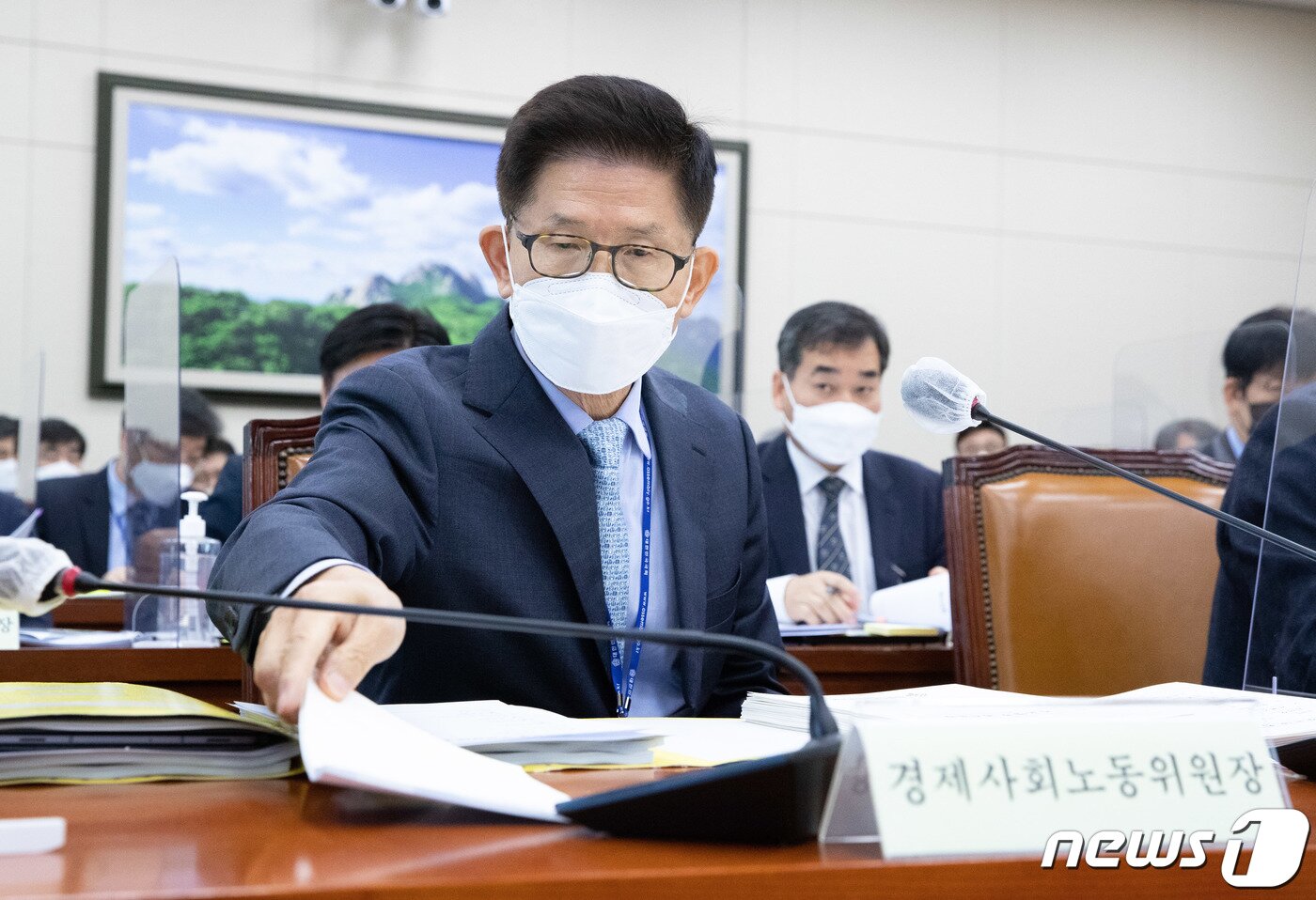 본문 이미지 - 김문수 경제사회노동위원회 위원장이 12일 오전 서울 여의도 국회에서 열린 환경노동위원회의 경사노위·중앙노동위원회·최저임금위원회 등에 대한 국정감사에서 자료를 정리하고 있다. 2022.10.12/뉴스1 ⓒ News1 이재명 기자