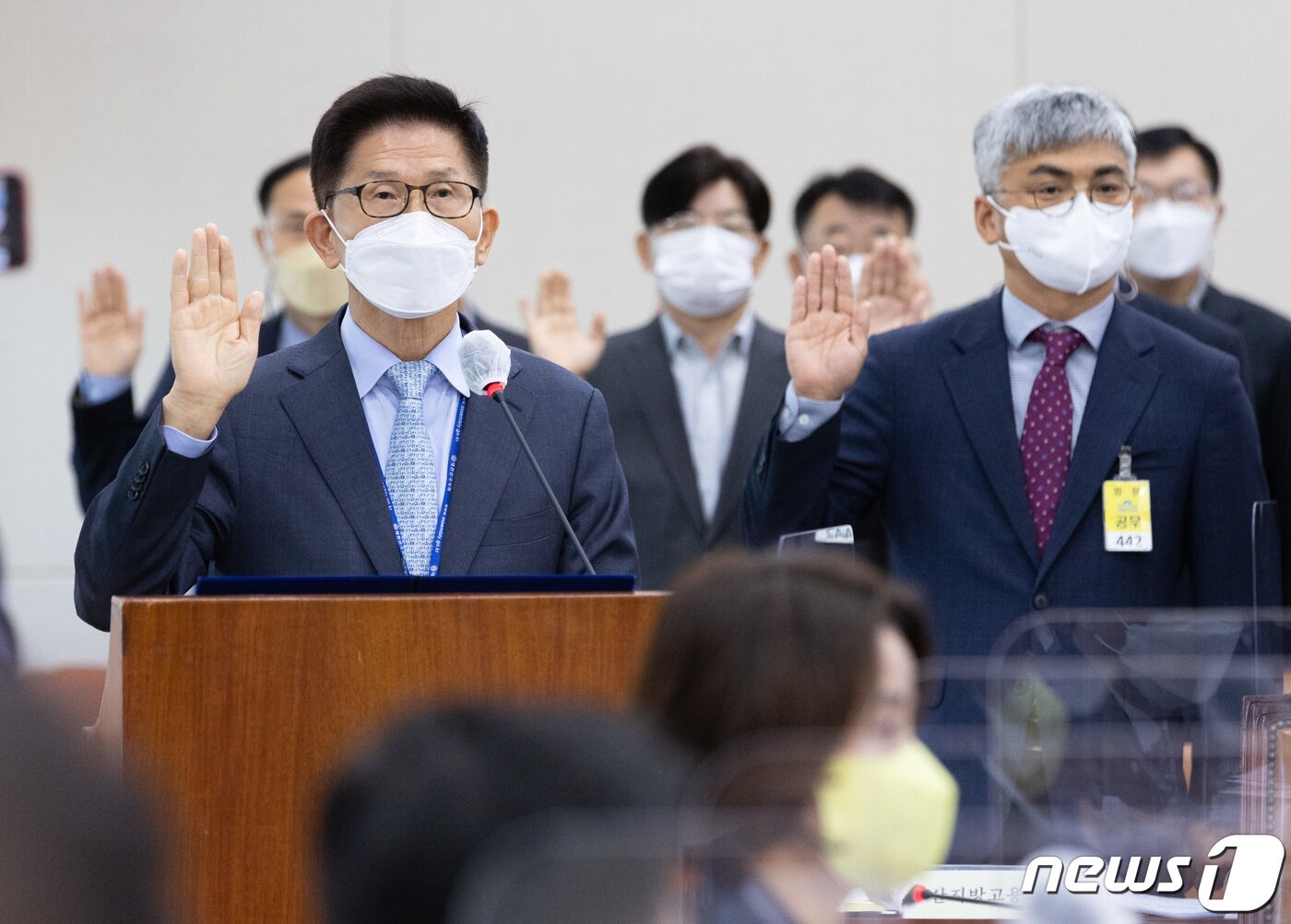 본문 이미지 - 김문수 경제사회노동위원회 위원장이 12일 오전 서울 여의도 국회에서 열린 환경노동위원회의 경사노위·중앙노동위원회·최저임금위원회 등에 대한 국정감사에서 증인 선서를 하고 있다. 2022.10.12/뉴스1 ⓒ News1 이재명 기자
