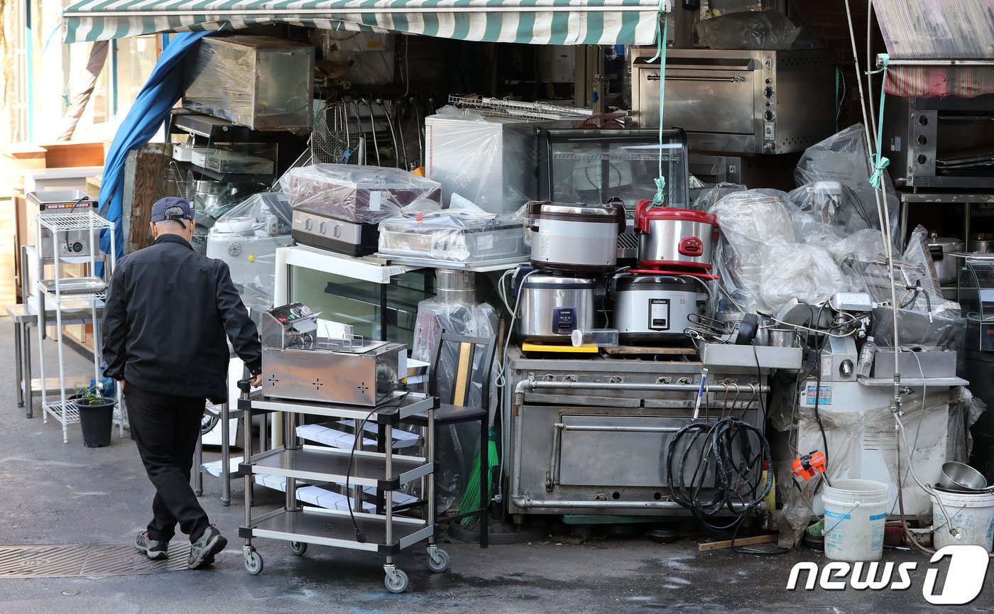본문 이미지 - 12일 서울 중구 황학동 주방거리에 폐업한 음식점에서 구매한 중고 주방기구들이 쌓여있다.  2022.10.12/뉴스1 ⓒ News1 박세연 기자