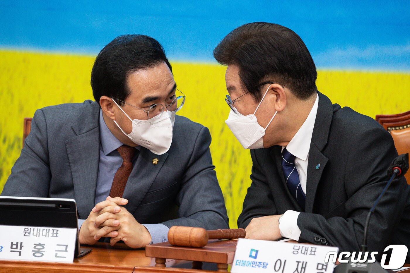 본문 이미지 - 이재명 더불어민주당 대표(오른쪽)와 박홍근 원내대표가 12일 서울 여의도 국회에서 열린 최고위원회의 및 국민발언대 '쌀값 정상화'편에서 대화를 나누고 있다. 2022.10.12/뉴스1 ⓒ News1 유승관 기자