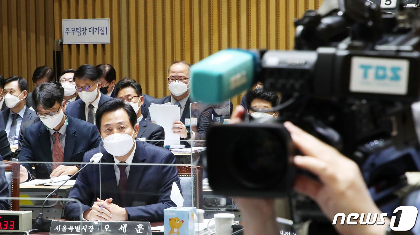 본문 이미지 - 오세훈 서울시장이 지난해 10월 서울시청에서 열린 국회 행정안전위원회의 서울시에 대한 국정감사에서 문진석 더불어민주당 의원의 TBS 지원 삭감에 관련된 질의에 답변하고 있다. 2022.10.12/뉴스1 ⓒ News1 조태형 기자