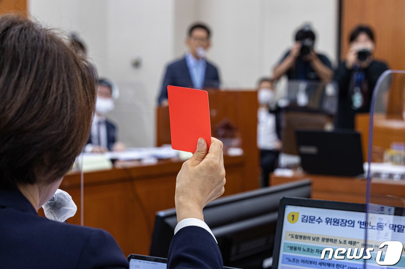 본문 이미지 - 이은주 정의당 비상대책위원장이 12일 오전 서울 여의도 국회에서 열린 환경노동위원회의 경사노위·중앙노동위원회·최저임금위원회 등에 대한 국정감사에서 김문수 경제사회노동위원장에게 민주노총에 대한 발언에 사과를 촉구하며 빨간색 카드를 들어보이고 있다. 2022.10.12/뉴스1 ⓒ News1 이재명 기자