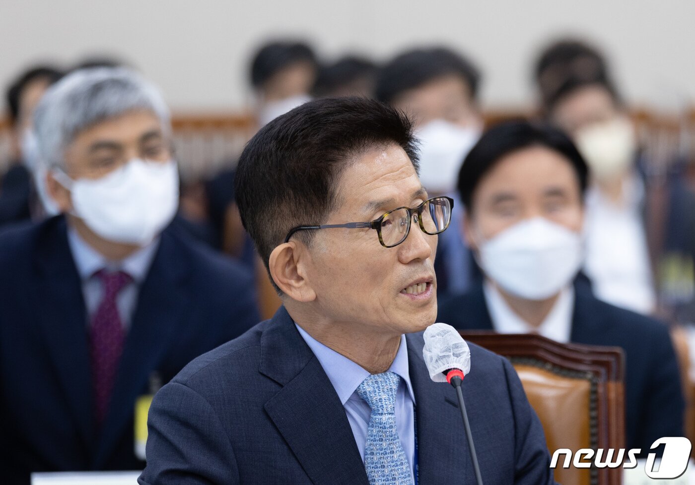 본문 이미지 - 김문수 경제사회노동위원회 위원장이 12일 오전 서울 여의도 국회에서 열린 환경노동위원회의 경사노위·중앙노동위원회·최저임금위원회 등에 대한 국정감사에서 의원 질의에 답변하고 있다. 2022.10.12/뉴스1 ⓒ News1 이재명 기자