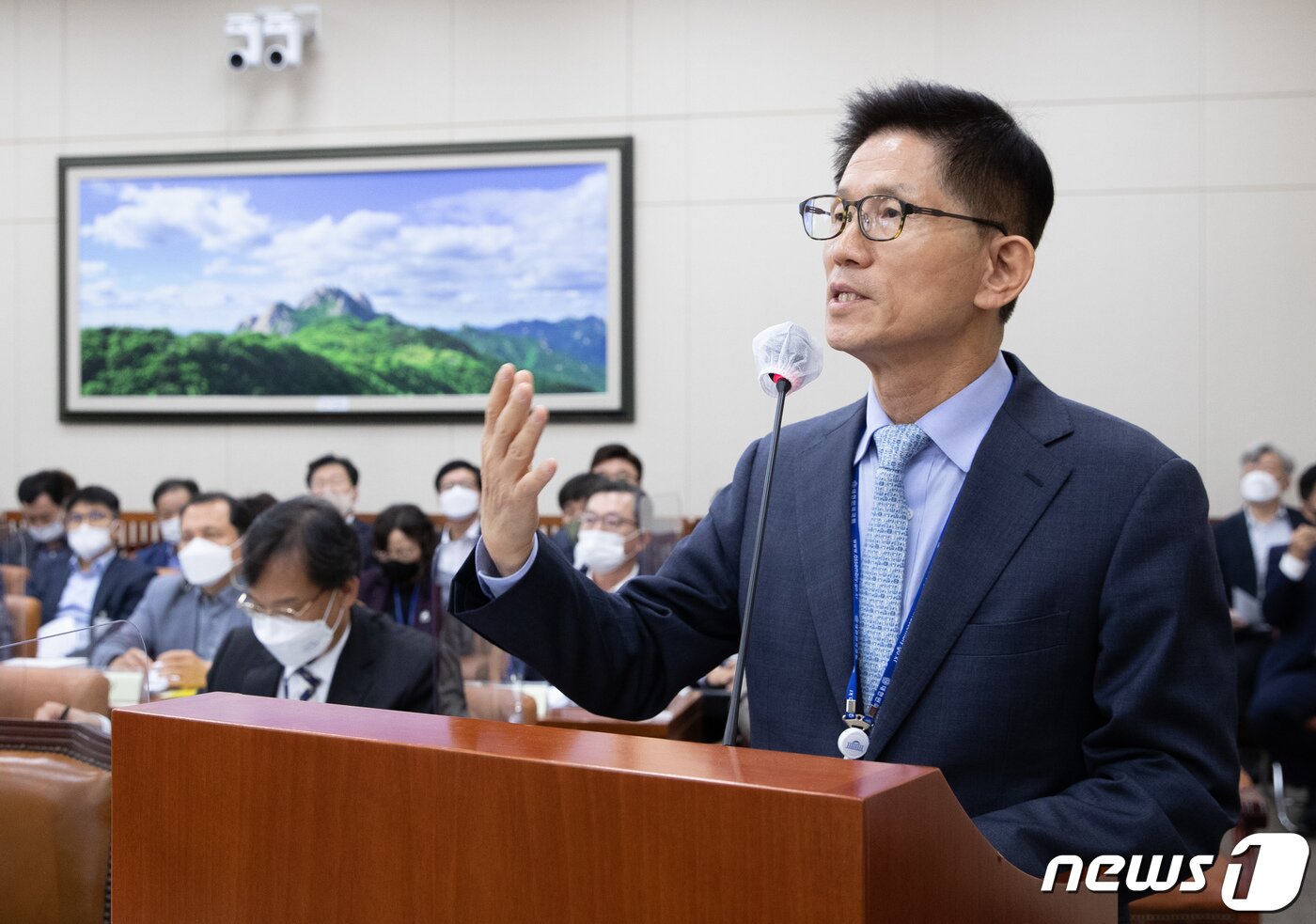 본문 이미지 - 김문수 경제사회노동위원회 위원장이 12일 오전 서울 여의도 국회에서 열린 환경노동위원회의 경사노위·중앙노동위원회·최저임금위원회 등에 대한 국정감사에서 의원 질의에 답변하고 있다. 2022.10.12/뉴스1 ⓒ News1 이재명 기자
