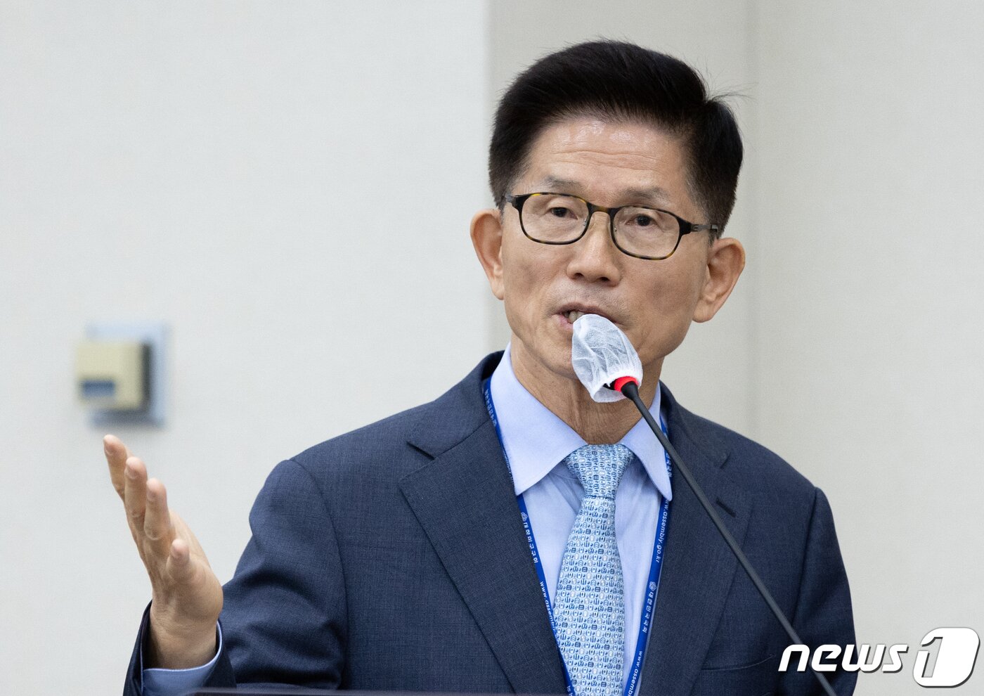 본문 이미지 - 김문수 경제사회노동위원회 위원장이 12일 오전 서울 여의도 국회에서 열린 환경노동위원회의 경사노위·중앙노동위원회·최저임금위원회 등에 대한 국정감사에서 의원 질의에 답변하고 있다. 2022.10.12/뉴스1 ⓒ News1 이재명 기자
