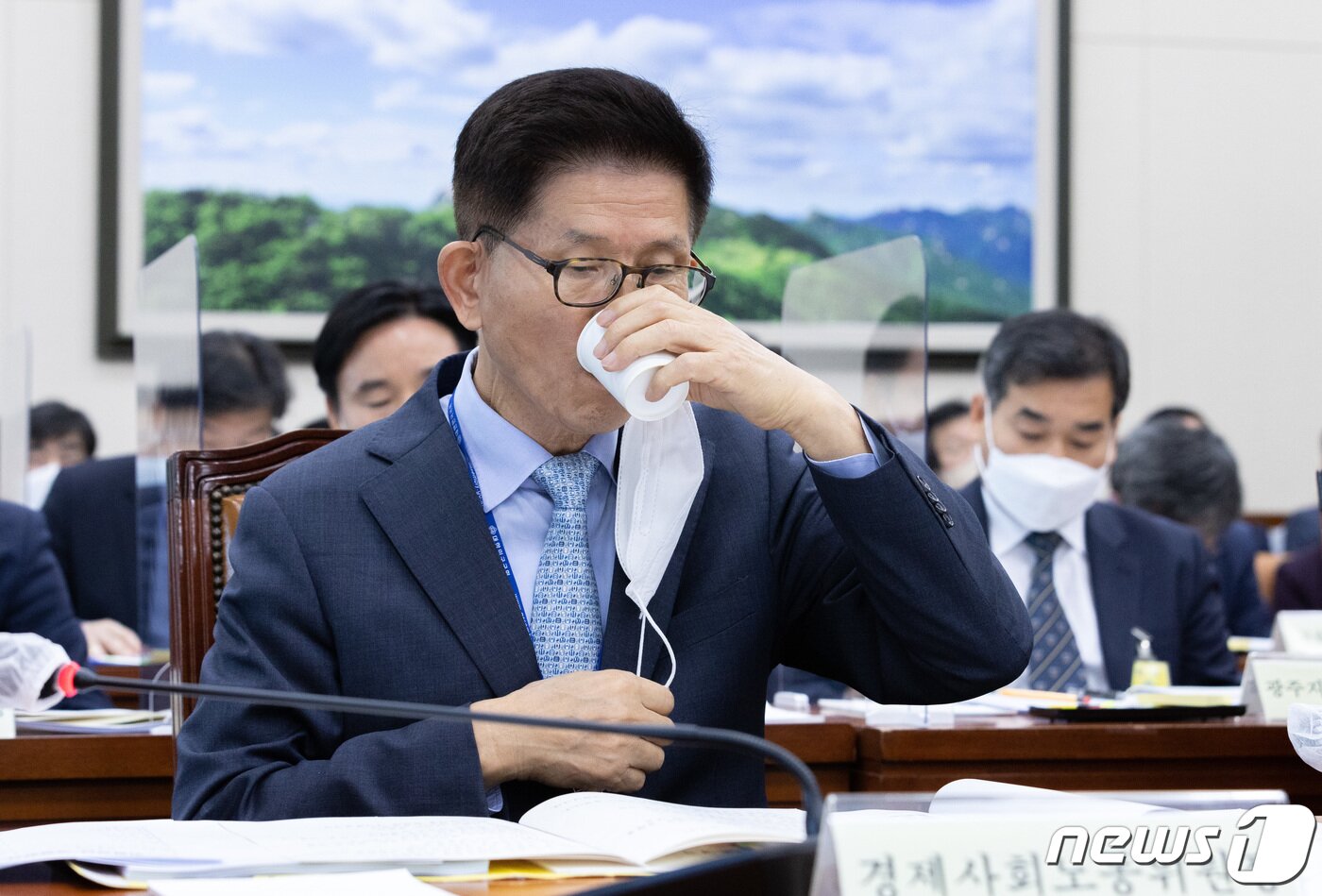 본문 이미지 - 김문수 경제사회노동위원회 위원장이 12일 오전 서울 여의도 국회에서 열린 환경노동위원회의 경사노위·중앙노동위원회·최저임금위원회 등에 대한 국정감사에서 목을 축이고 있다. 2022.10.12/뉴스1 ⓒ News1 이재명 기자