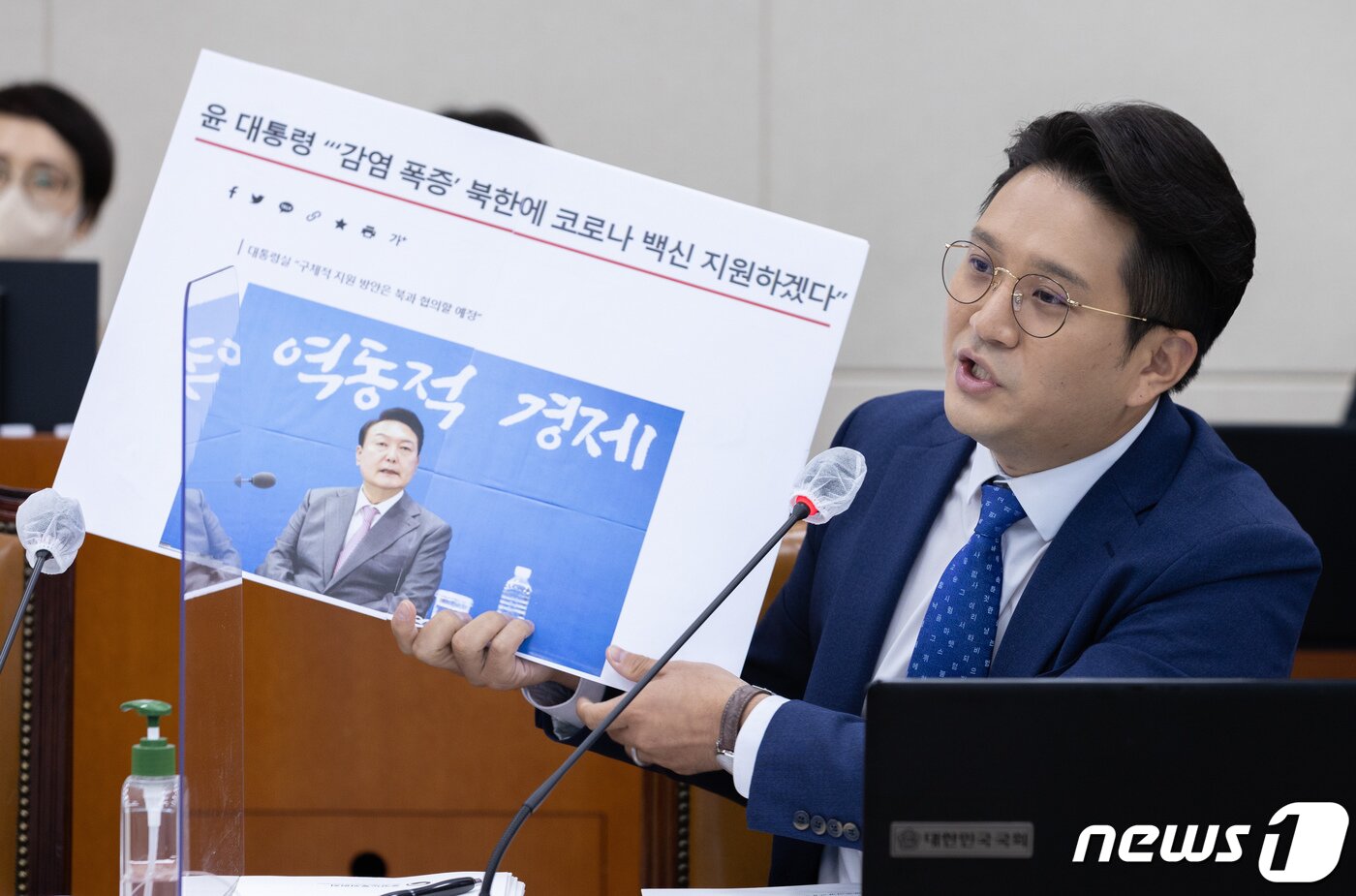 본문 이미지 - 전용기 더불어민주당 의원이 12일 오전 서울 여의도 국회에서 열린 환경노동위원회의 경사노위·중앙노동위원회·최저임금위원회 등에 대한 국정감사에서 김문수 경제사회노동위원장에게 질의하고 있다. 2022.10.12/뉴스1 ⓒ News1 이재명 기자