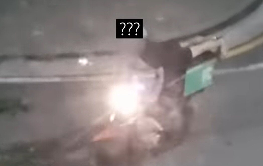 본문 이미지 - 배달통에 엎드린 상태로 핸들을 잡고 운전하는 배달원. (유튜브 '딸배헌터' 갈무리)