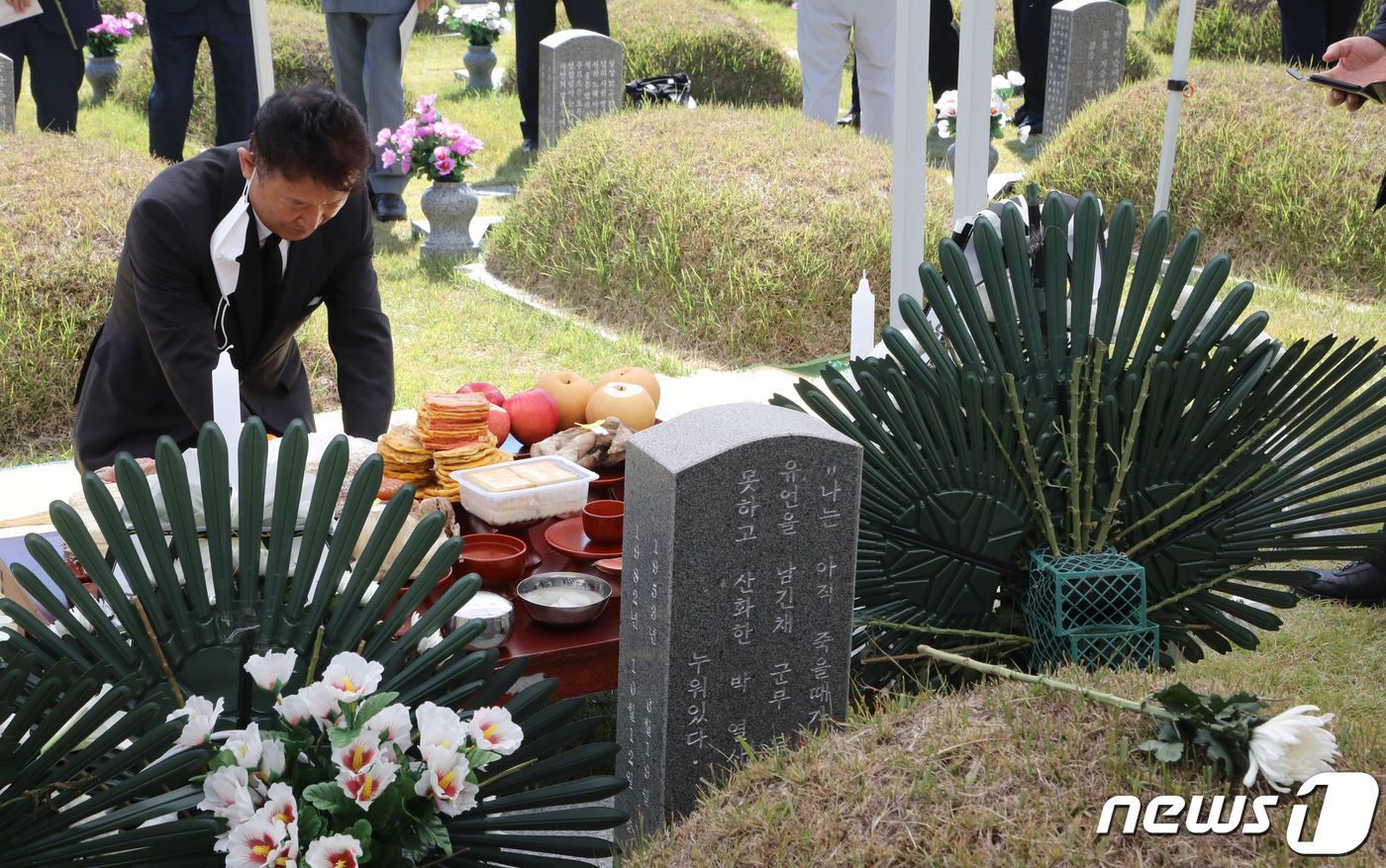 (광주=뉴스1) 이수민 기자 = 1980년 5·18민주화운동 당시 전남대학교 총학생회장이었던 고(故) 박관현 열사의 40주기 추모식이 12일 오전 광주 북구 운정동 국립 5·18민 …