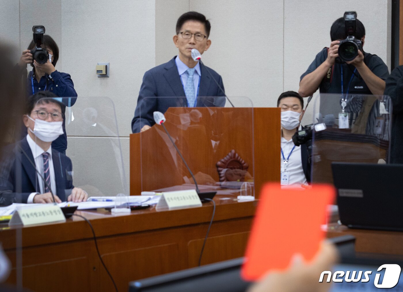 본문 이미지 - 이은주 정의당 비상대책위원장이 12일 오전 서울 여의도 국회에서 열린 환경노동위원회의 경사노위·중앙노동위원회·최저임금위원회 등에 대한 국정감사에서 김문수 경제사회노동위원장에게 민주노총에 대한 발언에 사과를 촉구하며 빨간색 카드를 들어보이고 있다. 2022.10.12/뉴스1 ⓒ News1 이재명 기자