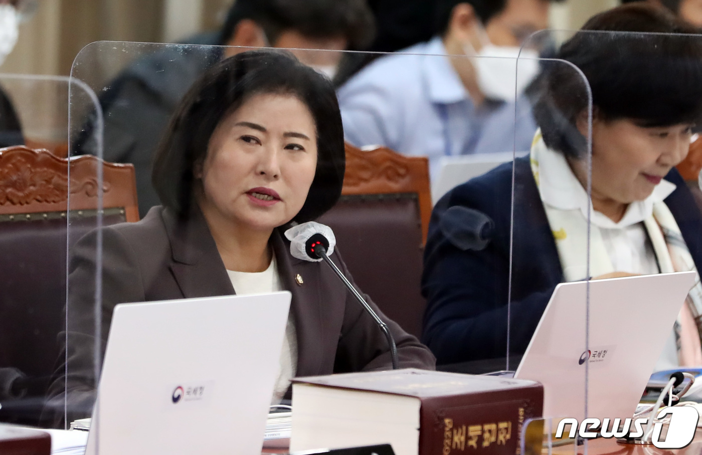 (세종=뉴스1) 김기남 기자 = 12일 오전 정부세종2청사에서 열린 국회 기획재정위원회의 국세청, 서울지방국세청, 중부지방국세청, 인천지방국세청 등의 국정감사에서 더불어민주당 양정 …