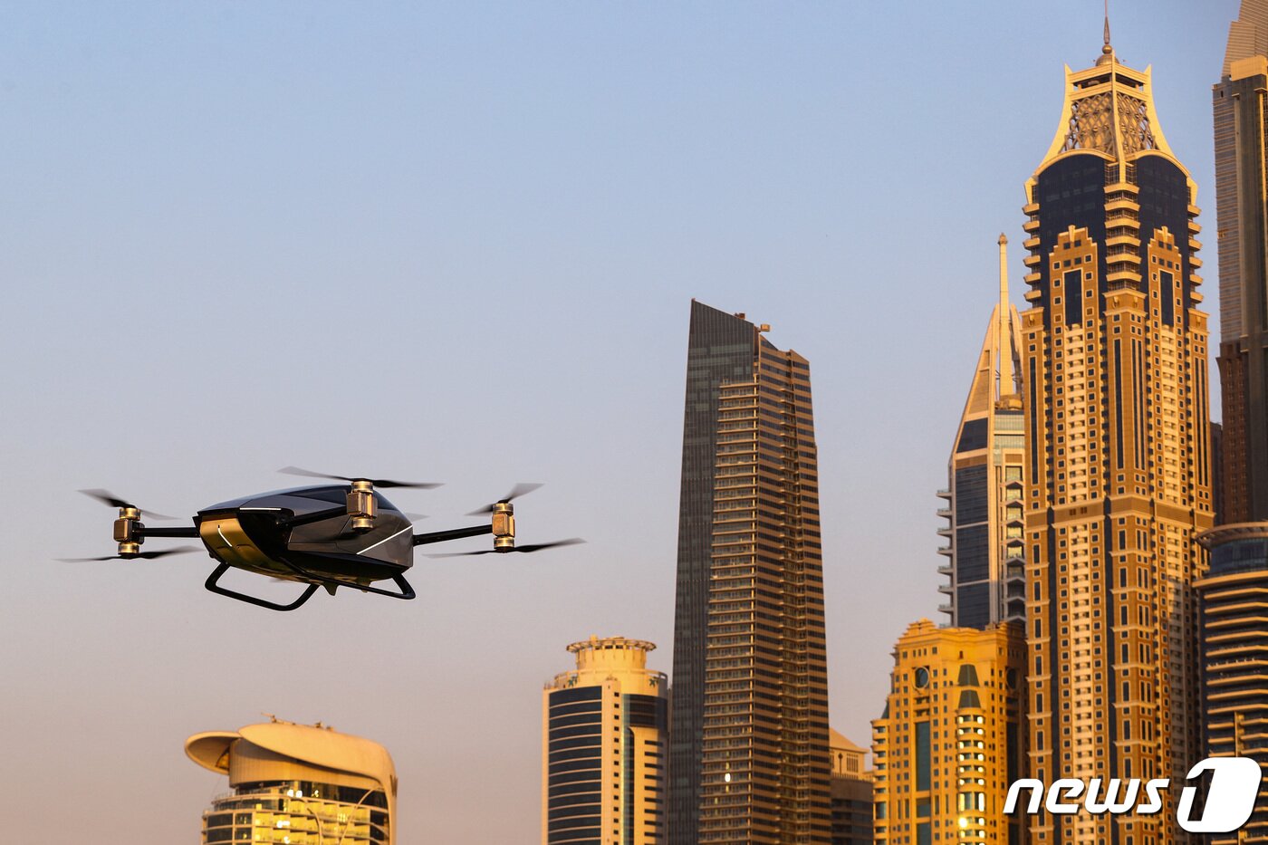 본문 이미지 - 11일(현지시간) 아랍에미리트 두바이에서 중국의 전기차 제조업체 샤오펑이 만든 비행하는 차 'X2'가 첫 공개비행을 진행했다. ⓒ News1 이유진 기자