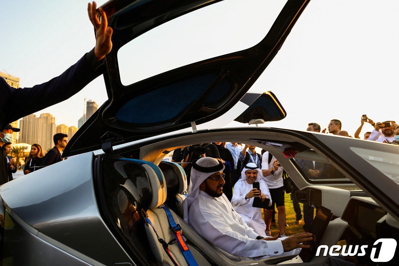 본문 이미지 - 11일(현지시간) 아랍에미리트 두바이에서 중국의 전기차 제조업체 샤오펑이 만든 비행하는 차 'X2'가 첫 공개비행을 진행했다. ⓒ 로이터=뉴스1 ⓒ News1 이유진 기자