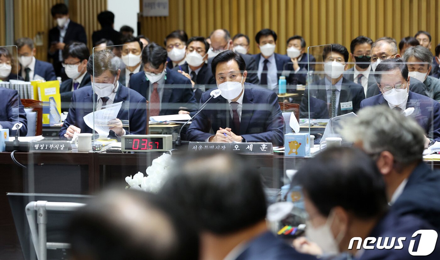 본문 이미지 - 오세훈 서울시장이 12일 서울시청에서 열린 국회 행정안전위원회의 서울시에 대한 국정감사에서 의원 질의에 답변하고 있다. 2022.10.12/뉴스1 ⓒ News1 조태형 기자
