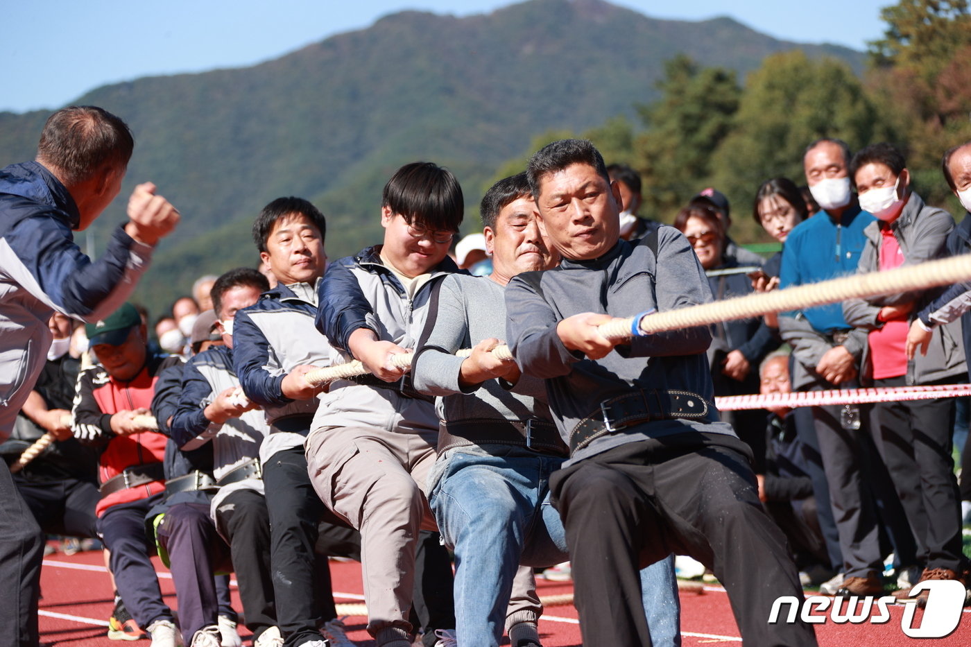 12일 전북 진안군 공설운동장에서 11개 읍면이 출전한 체육대회가 열리고 있다.&#40;진안군제공&#41;2022.10.12/뉴스1