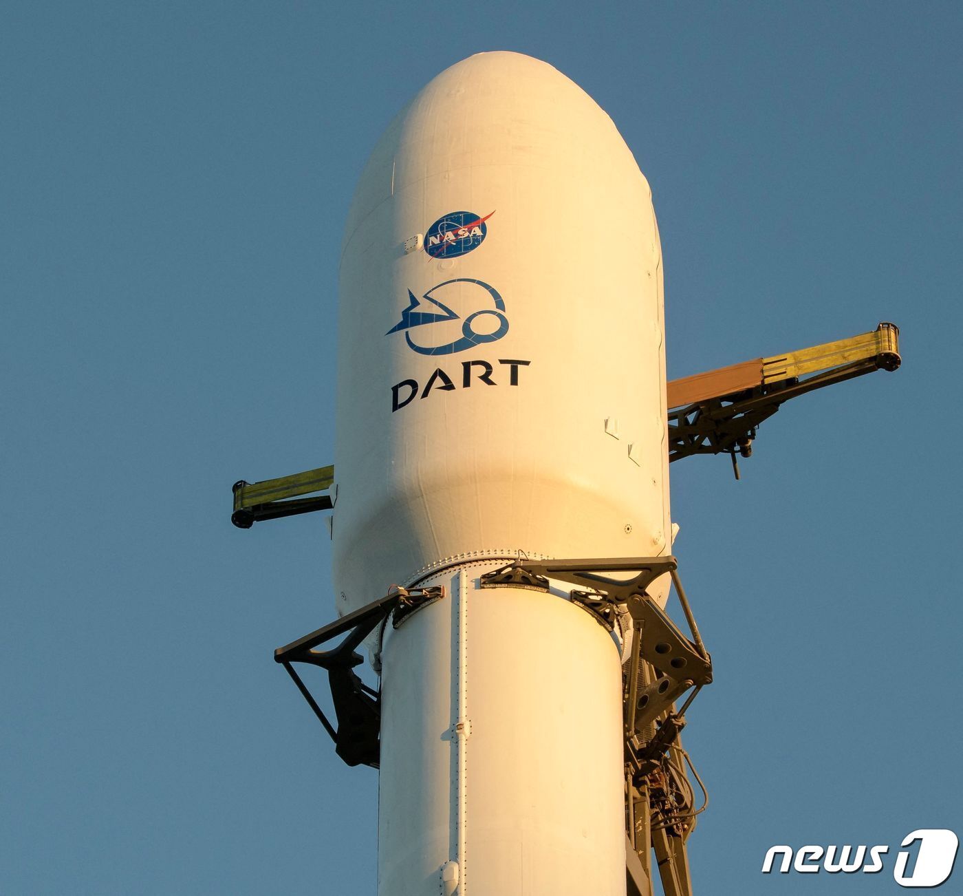 본문 이미지 - 지난해 11월23일(현지시간) 캘리포니아 반덴버그 우주군 기지 (Vandenberg Space Force Base) 4 East에서 SpaceX Falcon 9 로켓에 실린 채 발사 대기 중인 '쌍(雙) 소행성 궤도수정 실험'(DART)의 모습. 2021.11.23/뉴스1 ⓒ AFP=뉴스1 ⓒ News1 김민수 기자
