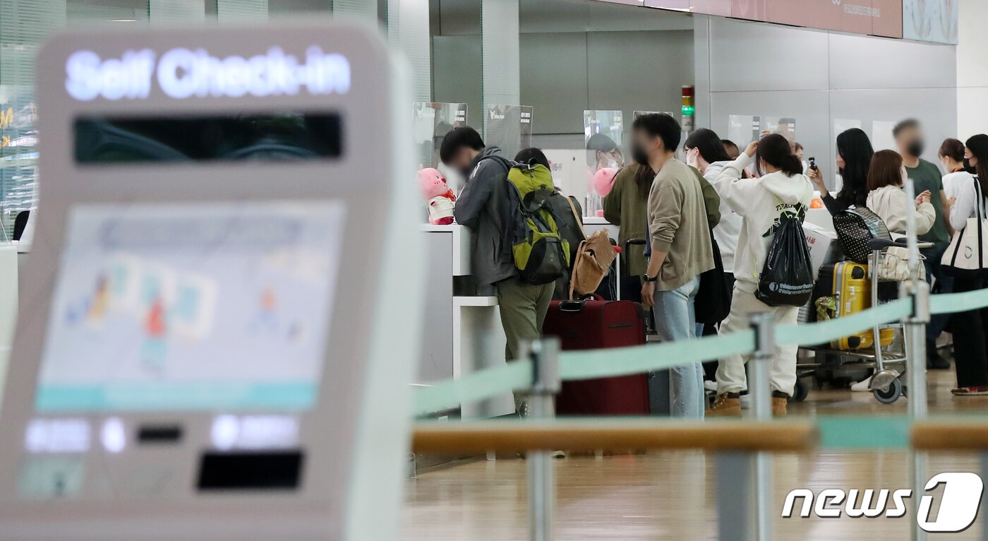 본문 이미지 - 12일 인천국제공항 제1여객터미널에서 여행객들이 일본 후쿠오카로 떠나기 위해 탑승수속을 밟고 있다. 2022.10.12/뉴스1 ⓒ News1 민경석 기자