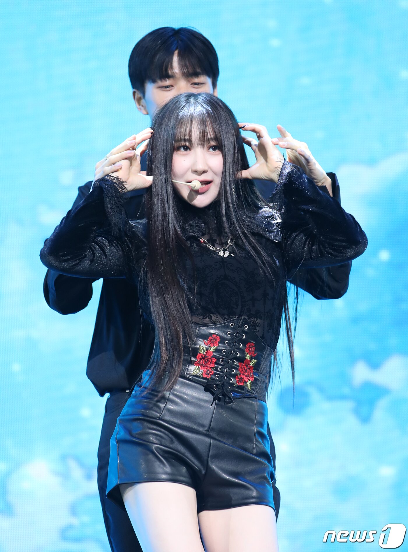 본문 이미지 - 가수 이채연이 12일 오후 서울 광진구 예스24 라이브홀에서 가진 미니 1집 '허쉬 러쉬(HUSH RUSH)' 발매 쇼케이스에서 신곡을 선보이고 있다. 2022.10.12/뉴스1 ⓒ News1 권현진 기자