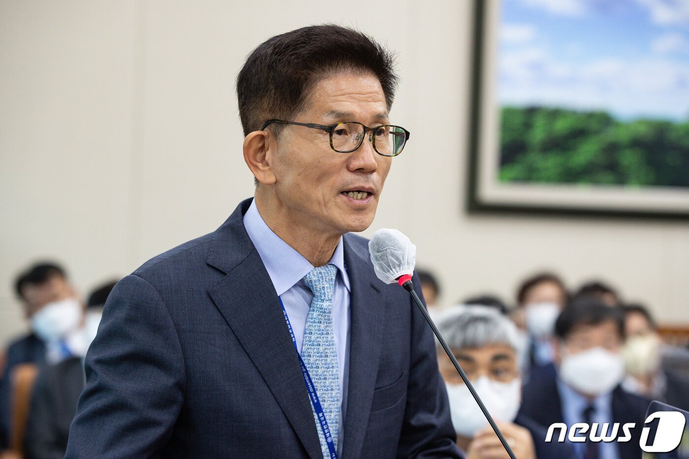 본문 이미지 - 김문수 경제사회노동위원장이 12일 서울 여의도 국회에서 열린 환경노동위원회의 경사노위·중앙노동위원회·최저임금위원회 등에 대한 국정감사에서 과거 자신의 발언에 대해 사과하고 있다.2022.10.12/뉴스1 ⓒ News1 유승관 기자