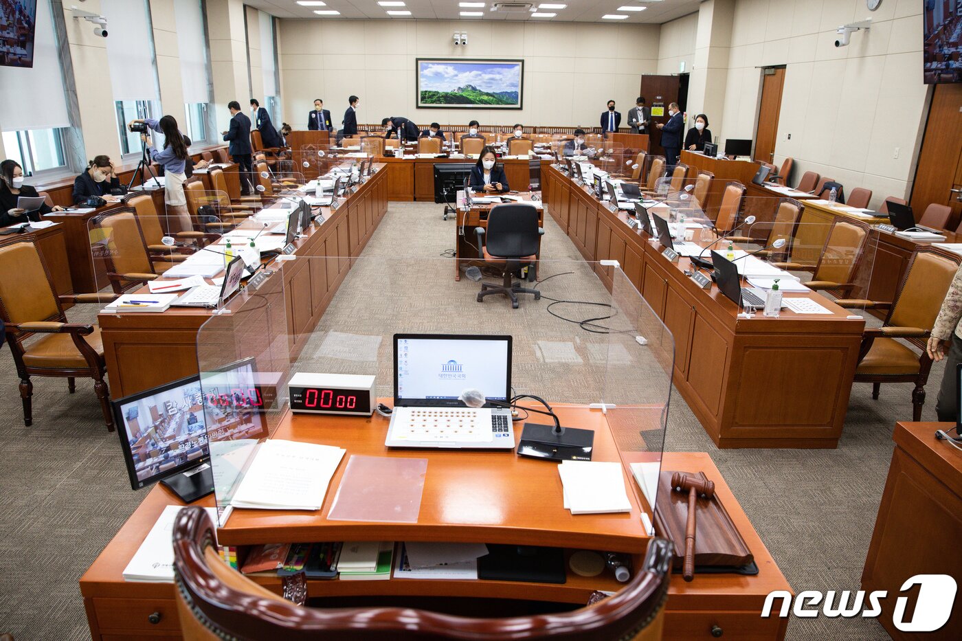 본문 이미지 - 12일 서울 여의도 국회에서 열린 환경노동위원회의 경사노위·중앙노동위원회·최저임금위원회 등에 대한 국정감사가 김문수 경제사회노동위원장의 발언과 관련해 여야 공방이 이어지며 정회되고 있다./뉴스1 ⓒ News1 유승관 기자