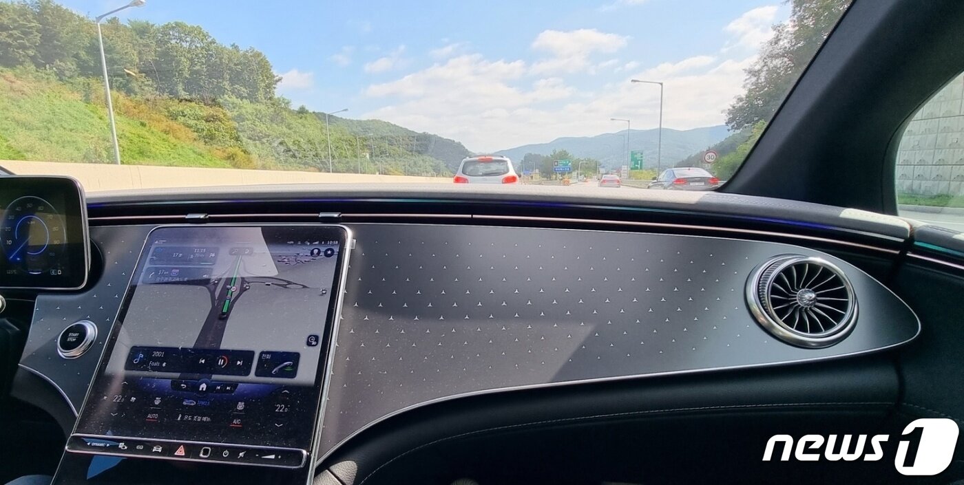 본문 이미지 - 메르세데스-벤츠 더 뉴 EQE 실내 ⓒ News1 이형진 기자