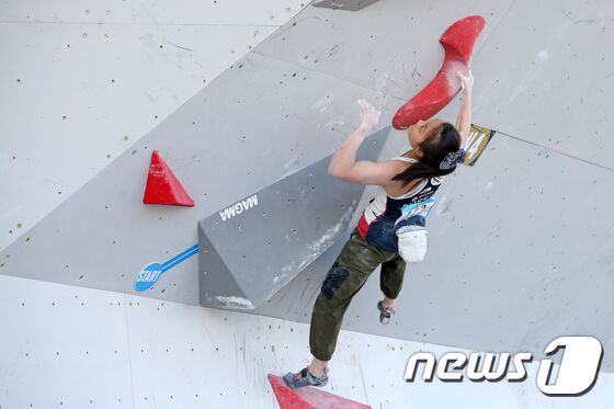 한국 스포츠클라이밍 대표팀 서채현이 12일 서울 서초구 잠원한강공원에서 열린 2022 국제스포츠클라이밍연맹(IFSC) '서울 스포츠클라이밍 아시아선수권대회' 여자 볼더링 결승전에서 코스를 공략하고 있다. 2022.10.12/뉴스1 © News1 이승배 기자