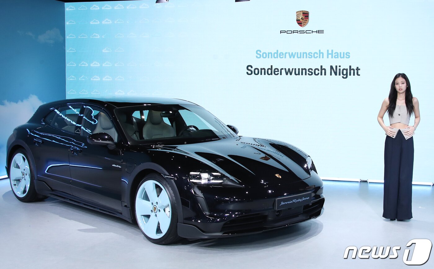 본문 이미지 - 블랙핑크(BLACKPINK) 제니가 12일 서울 강남구 소재 포르쉐 존더분쉬에서 열린 ‘타이칸 4S 크로스 투리스모 포 제니 루비 제인’ 공개 행사에서 매력을 발산하고 있다. ⓒ News1 권현진 기자